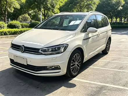 VOLKSWAGEN TOURAN 2018 — 93 000 км, Китай — под ключ — фото 1