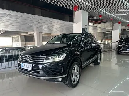 VOLKSWAGEN TOUAREG 2017 — 138 000 км, Китай — под ключ — фото 1