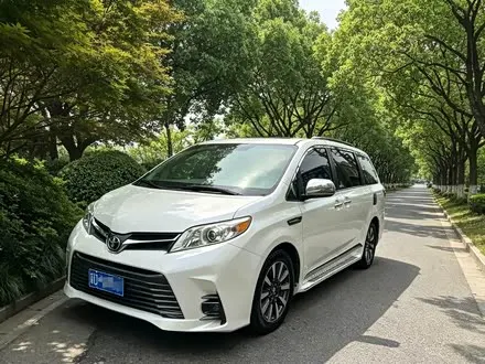 TOYOTA SIENNA 2017 — 209 000 км, Китай — под ключ — фото 1