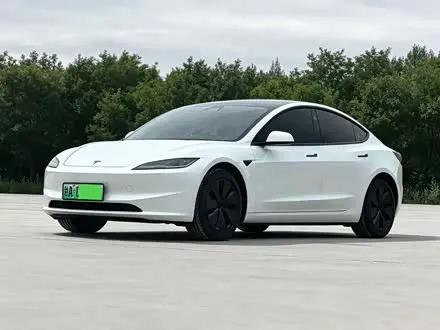 TESLA MODEL 3 2025 — 7 300 км, Китай — под ключ — фото 1