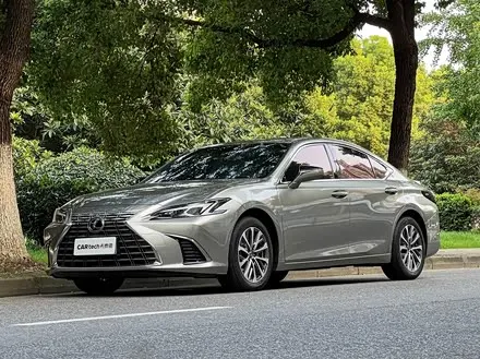LEXUS ES 2025 — 8 000 км, Китай — под ключ — фото 1