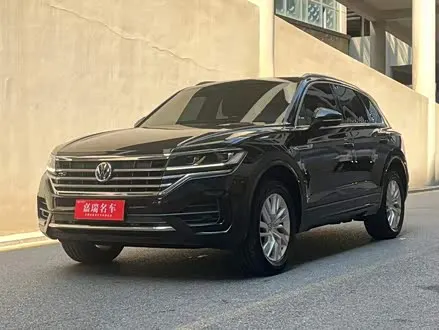 VOLKSWAGEN TOUAREG 2020 — 61 000 км, Китай — под ключ — фото 1