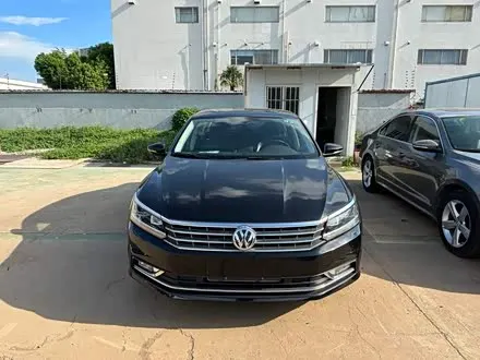 VOLKSWAGEN PASSAT 2017 — 88 000 км, Китай — под ключ — фото 1