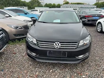 VOLKSWAGEN PASSAT 2015 — 98 000 км, Китай — под ключ — фото 1