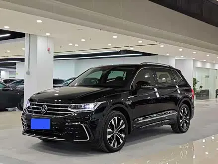 VOLKSWAGEN TIGUAN L 2023 — 18 000 км, Китай — под ключ — фото 1