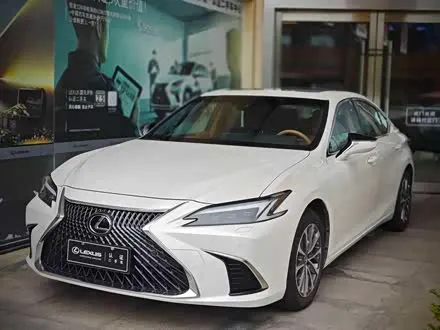 LEXUS ES 2025 — 6 300 км, Китай — под ключ — фото 1