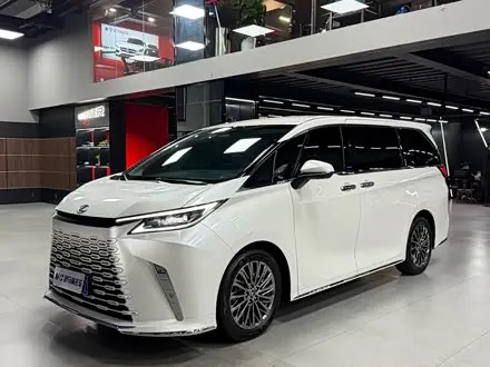 LEXUS LM 2025
