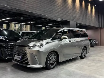LEXUS LM 2025