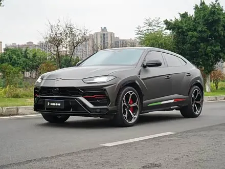 LAMBORGHINI URUS 2018