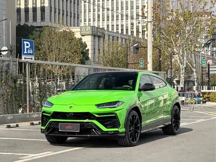LAMBORGHINI URUS 2021