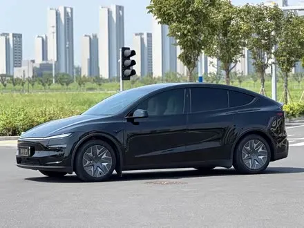 TESLA MODEL Y L 2025