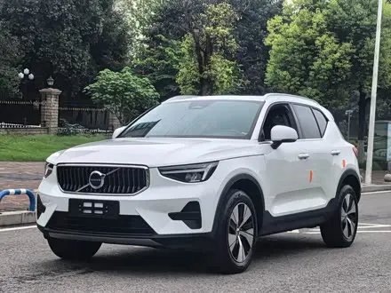 VOLVO XC40 2024
