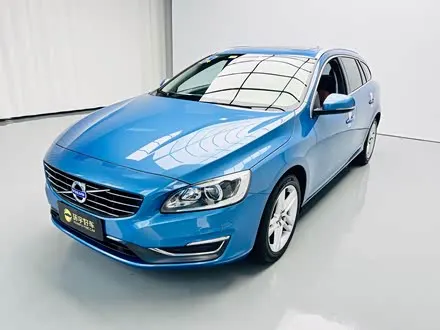 VOLVO V60 2015
