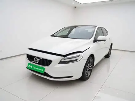 VOLVO V40 2017