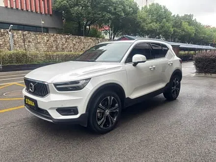 VOLVO XC40 2021