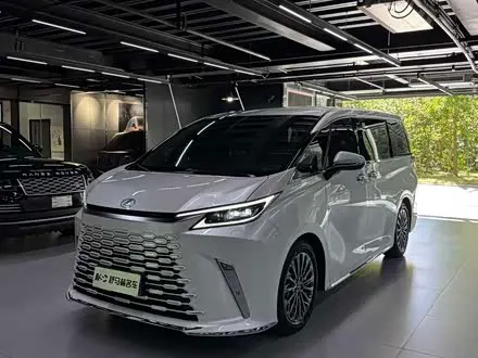 LEXUS LM 2025