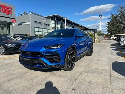 LAMBORGHINI URUS 2018