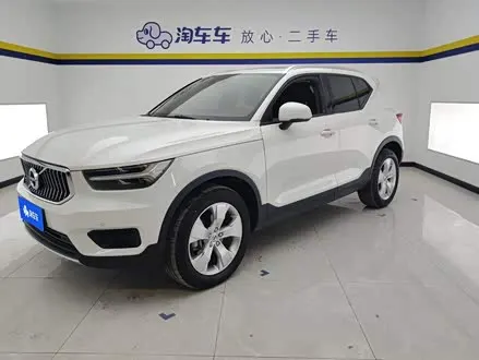 VOLVO XC40 2021