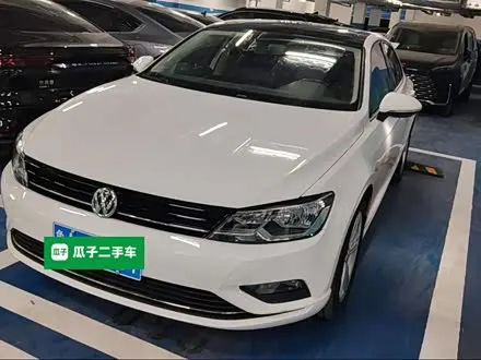 VOLKSWAGEN LAMANDO 2015