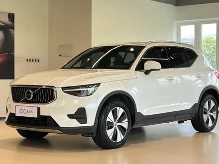 VOLVO XC40 2024