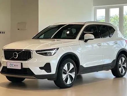 VOLVO XC40 2024