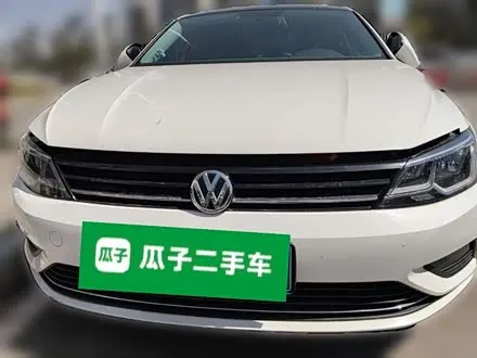 VOLKSWAGEN LAMANDO 2015