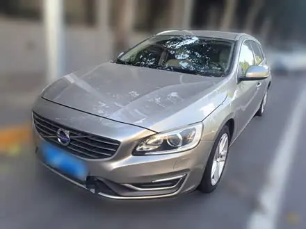 VOLVO V60 2015