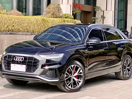 AUDI Q8 2021