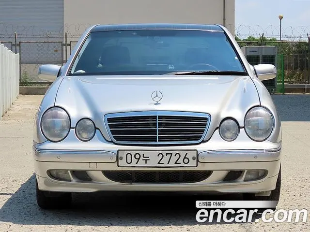 MERCEDES-BENZ E-CLASS W210 2001 — 69 409 км, серебристый, Корея — под ключ — фото 1