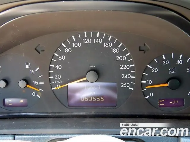 MERCEDES-BENZ E-CLASS W210 2001 — 69 409 км, серебристый, Корея — под ключ — фото 9