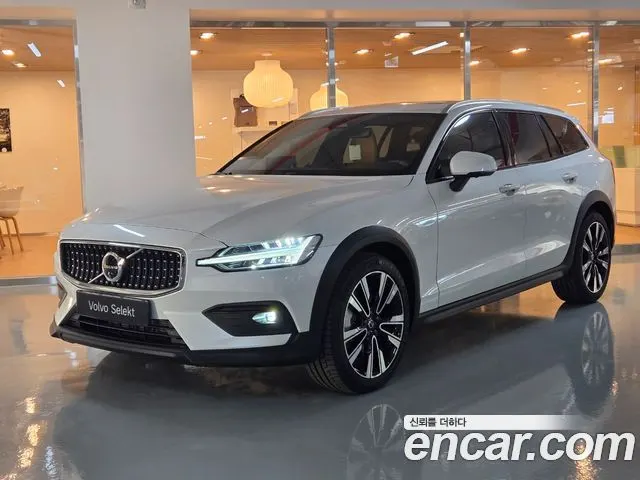 VOLVO V60 CROSS COUNTRY 2025 — 3 047 км, белый, Корея — под ключ — фото 1