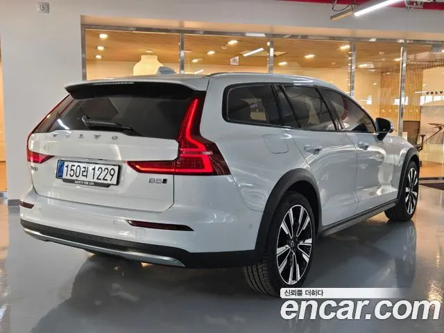 VOLVO V60 CROSS COUNTRY 2025 — 3 047 км, белый, Корея — под ключ — фото 2