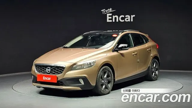 VOLVO V40 CROSS COUNTRY 2013 — 112 468 км, золотистый, Корея — под ключ — фото 1
