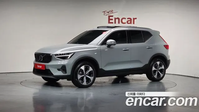VOLVO XC40 2025 — 7 827 км, серебристо-серый, Корея — под ключ — фото 1