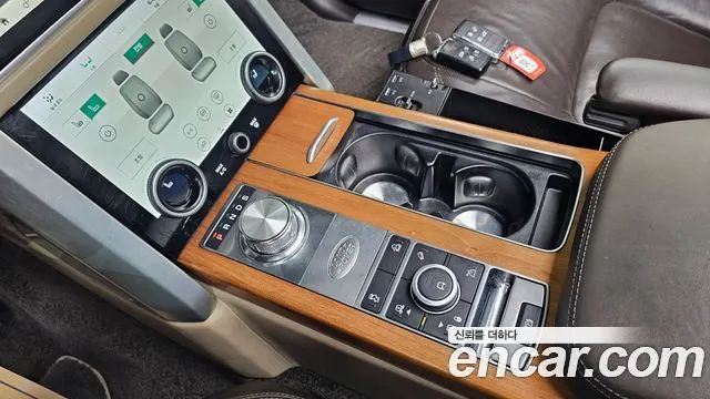 LAND ROVER RANGE ROVER (4 ПОК.) 2018 — 204 329 км, белый, Корея — под ключ — фото 9