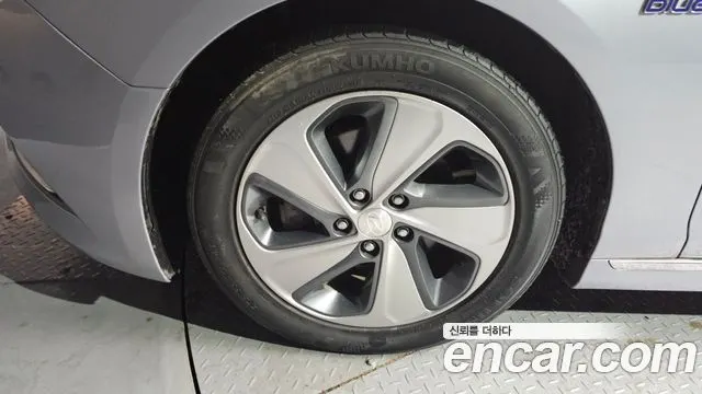 HYUNDAI SONATA HYBRID 2017 — 124 375 км, серебристо-серый, Корея — под ключ — фото 5