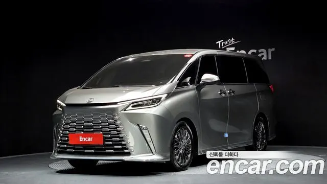 LEXUS LM 2025