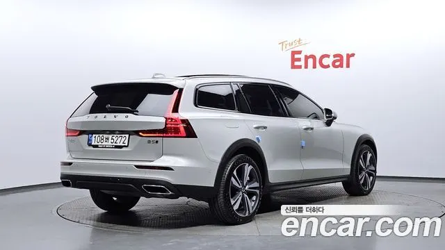 VOLVO V60 CROSS COUNTRY 2021 — 24 335 км, светло-золотистый, Корея — под ключ — фото 2
