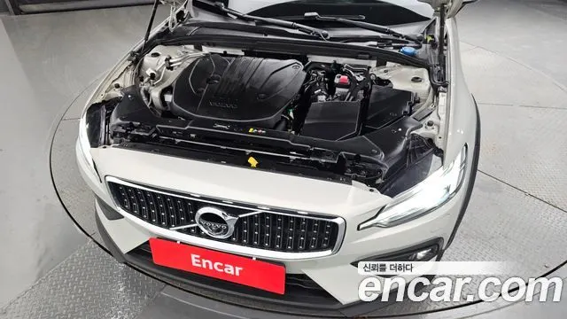 VOLVO V60 CROSS COUNTRY 2021 — 24 335 км, светло-золотистый, Корея — под ключ — фото 6
