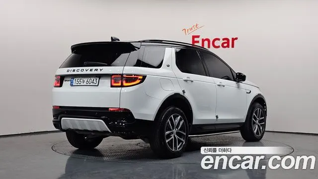 LAND ROVER DISCOVERY SPORT (2 ПОК.) 2025 — 14 970 км, белый, Корея — под ключ — фото 1