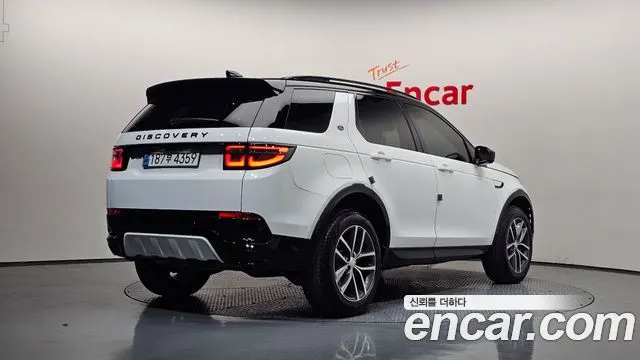 LAND ROVER DISCOVERY SPORT (2 ПОК.) 2024 — 12 878 км, белый, Корея — под ключ — фото 2