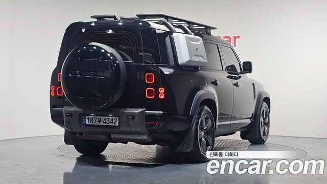 LAND ROVER DEFENDER 2024 — 29 439 км, чёрный, Корея — под ключ — фото 1
