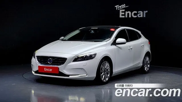 VOLVO V40 2015