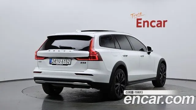 VOLVO V60 CROSS COUNTRY 2024
