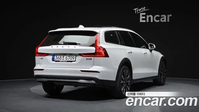 VOLVO V60 CROSS COUNTRY 2023 — 16 217 км, белый, Корея — под ключ — фото 2
