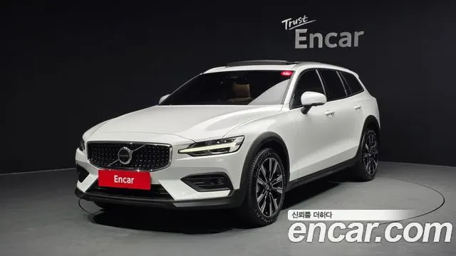 VOLVO V60 CROSS COUNTRY 2023 — 24 621 км, белый, Корея — под ключ — фото 1