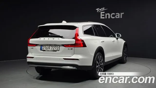 VOLVO V60 CROSS COUNTRY 2023 — 24 621 км, белый, Корея — под ключ — фото 2