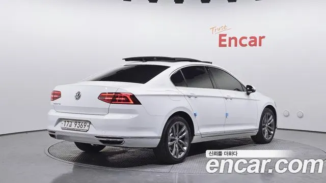 VOLKSWAGEN PASSAT 2018 — 85 889 км, белый, Корея — под ключ — фото 2