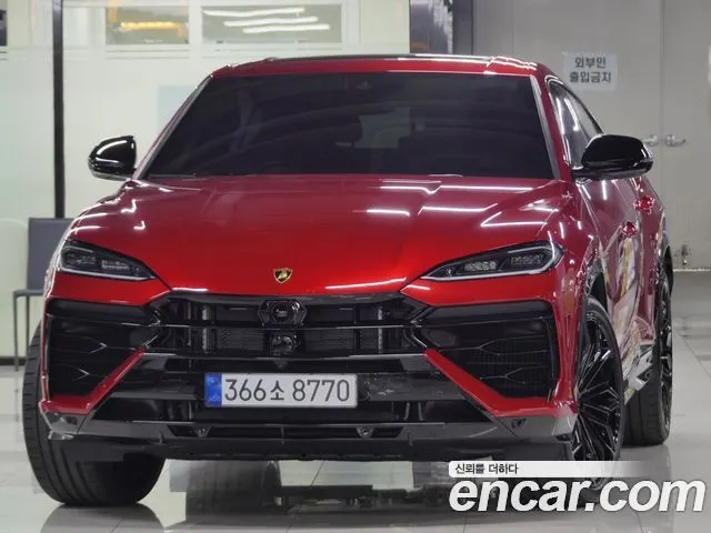 LAMBORGHINI URUS 2025