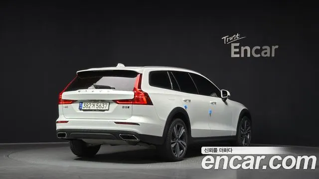 VOLVO V60 CROSS COUNTRY 2021 — 58 005 км, белый, Корея — под ключ — фото 2
